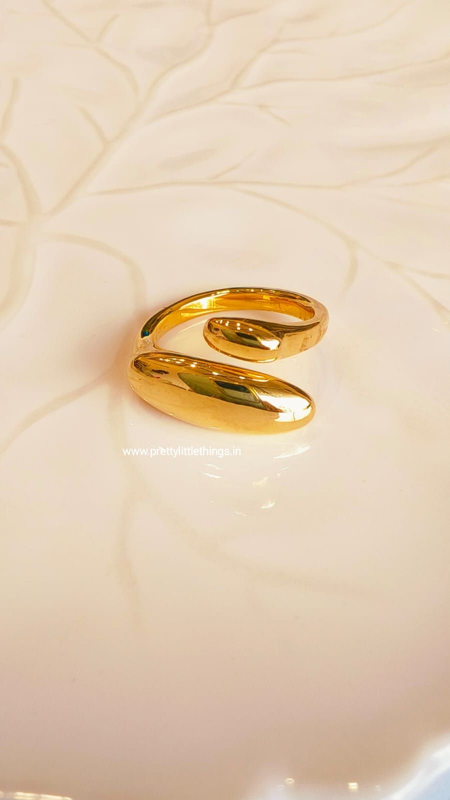 Golden Embrace Finger Ring Gulaabo